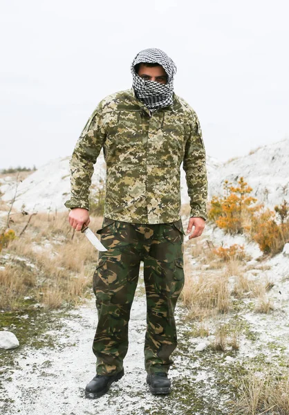 Voják Stojí Maskovací Uniformě Kostkované Keffiyeh Shemagh Bandaně Muž Nožem — Stock fotografie