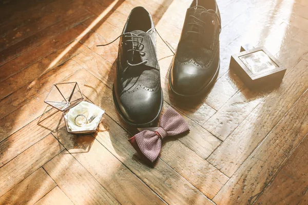 Vőlegény Cipője Fapadlón Áll Közelben Van Csokornyakkendős Parfüm Jegygyűrűk Stílusos — Stock Fotó