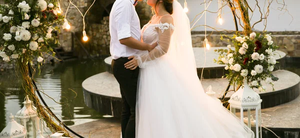 Belo Casal Está Abraçando Perto Arco Flores Brancas Cerimônia Casamento — Fotografia de Stock