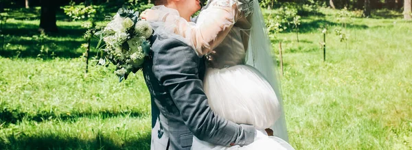 Νύφη Και Γαμπρός Αγκαλιάζονται Στο Πάρκο Ευτυχισμένο Ζευγάρι Που Περπατάμε — Φωτογραφία Αρχείου