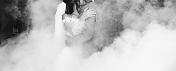 Свадебная Пара Первый Танец Жених Невеста Обнимаются Белый Декоративный Дым — стоковое фото