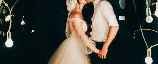 Krásný Pár Objímají Blízkosti Bílých Květin Oblouk Svatební Obřad Venkovní — Stock fotografie