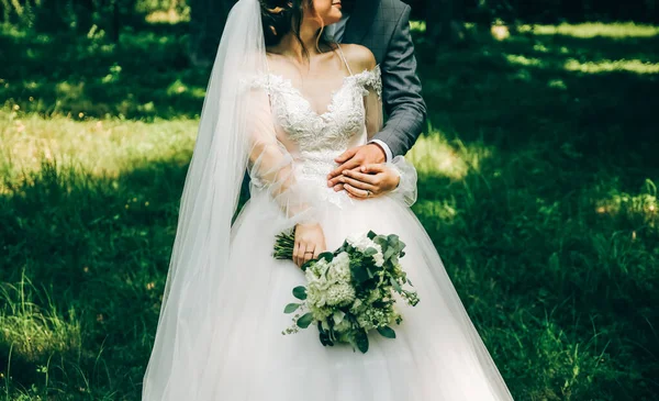 Menyasszony Vőlegény Ölelkeznek Parkban Boldog Pár Együtt Sétál Esküvői Fotó — Stock Fotó