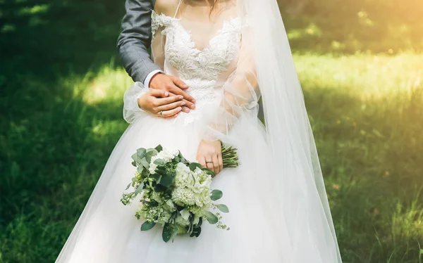 Жених Невеста Обнимаются Парке Счастливая Пара Идущая Вместе Свадебное Фото — стоковое фото
