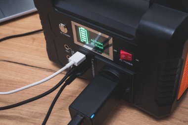 Lityum Taşınabilir Güç İstasyonu bilgisayarlı akıllı telefonu şarj ediyor
