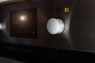 Mükemmel yemek hazırlamak için zamanlayıcı ile modern elektrikli fırın.