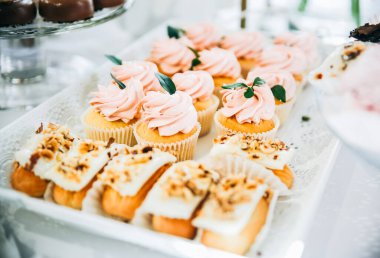 Düğün resepsiyonundaki çikolata. Kekler ve ekekler. Güzel dekorasyonlar. Lezzetli tatlılar.