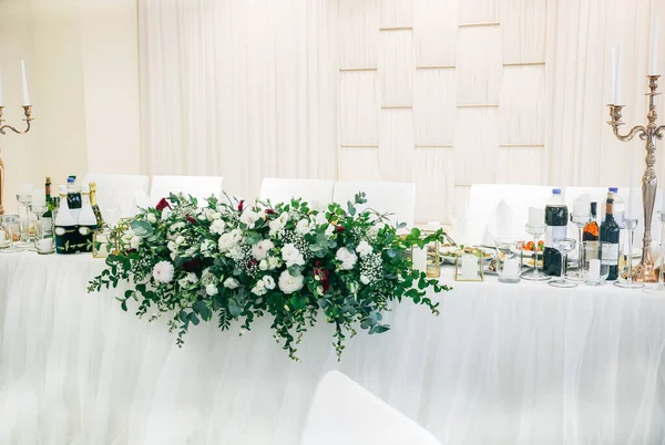 Hermosa Decoración Una Mesa Recepción Boda Flores Blancas Comida Sabrosa — Foto de Stock