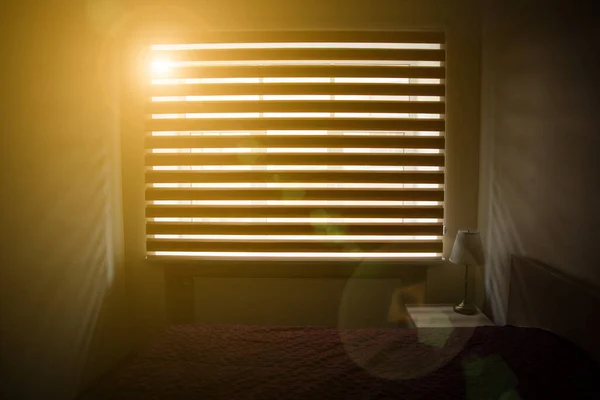 窗户在室内挡住了窗帘 房间室内设计 简单的线条和灯光 — 图库照片