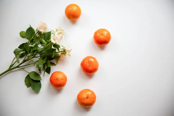 Rosen Mit Mandarinen Auf Weißem Hintergrund Gesunder Und Schöner Lebensstil — Stockfoto