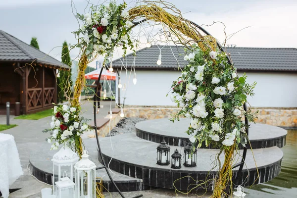 Arco Flores Blancas Ceremonia Boda Decoración Exterior Romántico Estilo Rústico — Foto de Stock