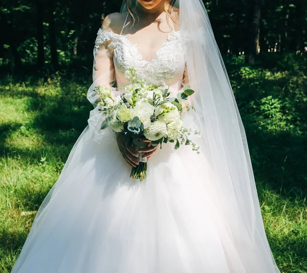 Nevěsta Stojí Venku Stylová Rustikální Kytice Rukách Svatební Fotka Lese — Stock fotografie