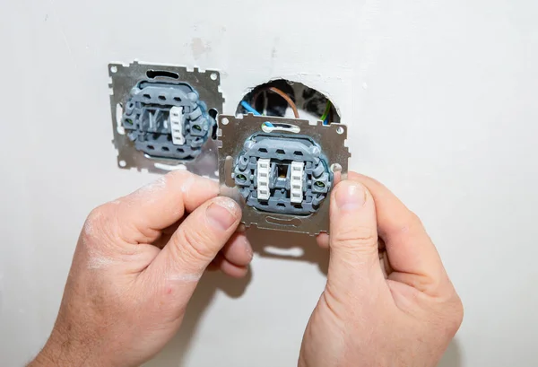Hombre Está Haciendo Interruptores Tomas Pared Trabajos Reparación Mantenimiento Piso — Foto de Stock
