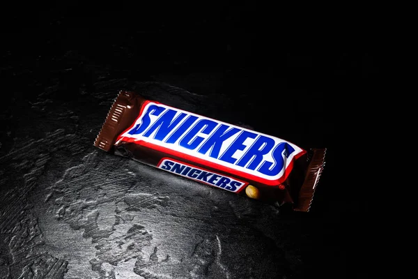 Lviv Ukraine Január 2023 Snickers Csokoládé Fekete Alapon — Stock Fotó