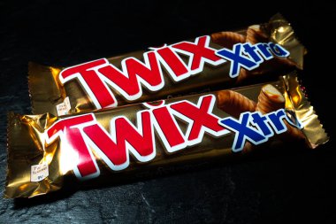 LVIV, UKRAINE - 25 Ocak 2023: Siyah arkaplanda Twix Xtra çikolatası.
