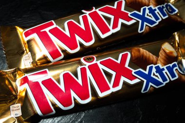 LVIV, UKRAINE - 25 Ocak 2023: Siyah arkaplanda Twix Xtra çikolatası.