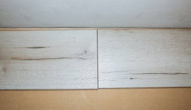 Dairenin döşemesini cilalayın. Bakım onarımı yenileme işidir. Kapalı alanda ahşap parke döşeme onarımı. Mezurayı ve kalemi ölç.