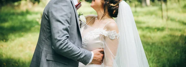 Жених Невеста Обнимаются Парке Счастливая Пара Идущая Вместе Свадебное Фото — стоковое фото