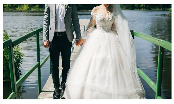 Жених Невеста Идут Мосту Свадебный День Фото Возле Озера Леса — стоковое фото