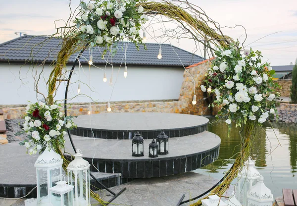 Arco Flores Blancas Ceremonia Boda Decoración Exterior Romántico Estilo Rústico — Foto de Stock