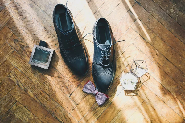 Παπούτσια Του Γαμπρού Στέκονται Στο Ξύλινο Πάτωμα Αρώματα Παπιγιόν Είναι — Φωτογραφία Αρχείου