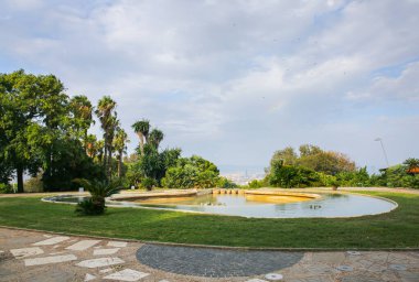 Montjuic Dağı 'ndaki göl ve ağaçlar. Zirvedeki güzel doğa.