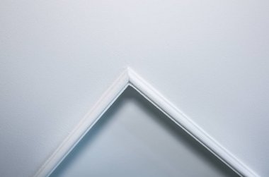 Köşedeki süpürgelik. Tadilat kapalı alanda yapılır. Beyazlatıcı duvarlar.