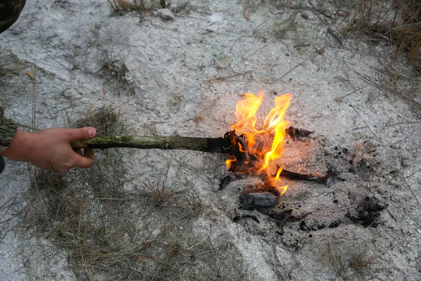 Hombre Sostiene Una Antorcha Con Fuego Garganta Las Montañas Colinas —  Fotos de Stock