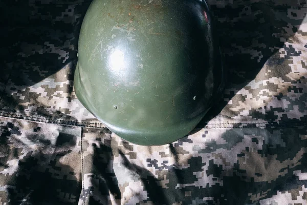 Военный Шлем Камуфляжном Фоне Хаки Концепция Аренды Армии Продажа Оружия — стоковое фото