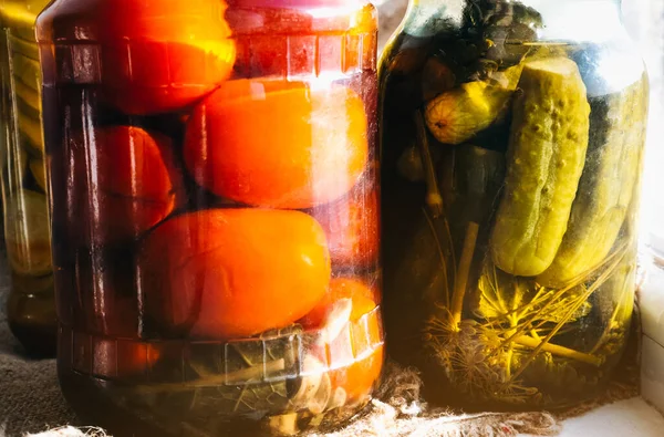 Hemlagad Konservering Tomater Och Gurkor Konserverade Glasburk — Stockfoto
