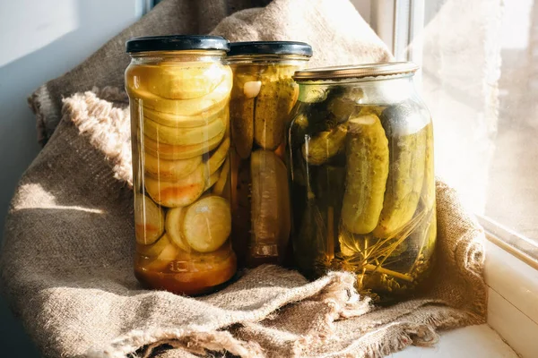 Hemmagjord Konservering Zucchini Och Gurkor Inlagda Konserverade Glasburk — Stockfoto