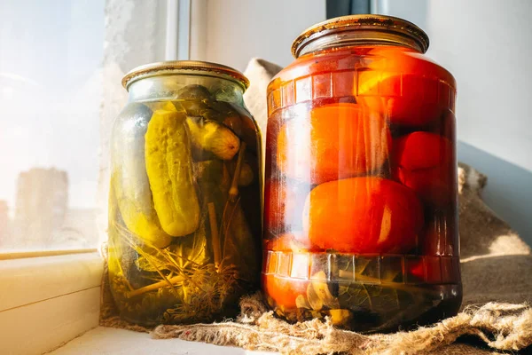 Zelfgemaakte Conservering Van Tomaten Komkommers Gepekeld Blik Glazen Pot — Stockfoto