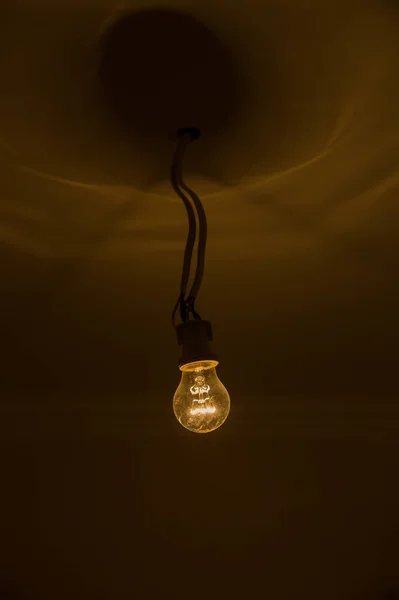 Nová Žárovka Dráty Stropě Opravy Údržby Elektrické Energie Bytě Restaurování — Stock fotografie
