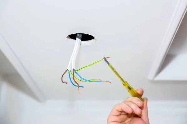 Cables Agujeros Para Bombilla Techo Hombre Sosteniendo Destornillador Trabajos Reparación — Foto de Stock