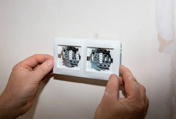 Hombre Está Haciendo Interruptores Tomas Pared Trabajos Reparación Mantenimiento Piso —  Fotos de Stock