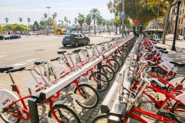 Barcelona, İspanya - 15 Ekim 2018 Barcelona 'da bisikletli sokak. Tatil seyahati konsepti. Sağlıklı yaşam tarzı.