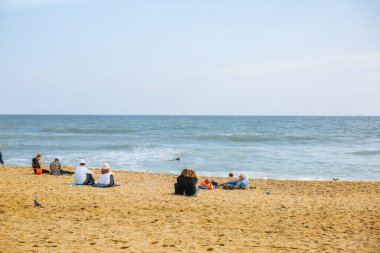 BARCELONA, İspanya - 15 Ekim 2018 Barcelona sahilinde yürüyen insanlar. Yaz tatili seyahatleri. Sonbaharda Barceloneta. Turistler dinleniyor..