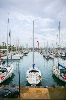 BARCELONA, İspanya - 15 Ekim 2018 Barcelona 'da yatları olan liman. Deniz kenarındaki gri gökyüzü. Gemiler. Turistik yerler.