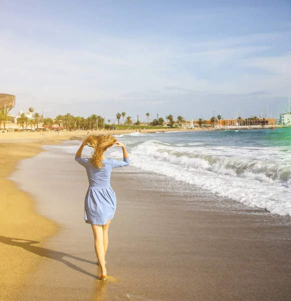 身穿蓝色衣服的漂亮姑娘正在海滩上散步 令人惊奇的夏季照片 靠近大海的女人快乐和有趣的情绪 假日旅行的概念 温暖的海水 — 图库照片