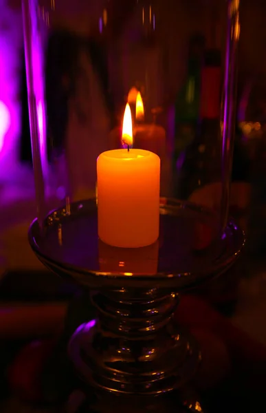 黑暗中的浪漫烛光 — 图库照片