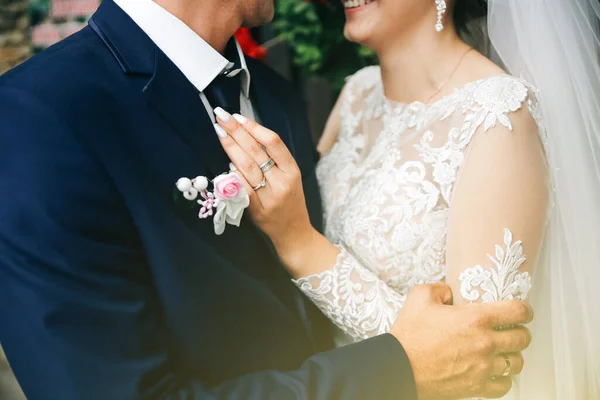 Γαμπρός Και Νύφη Αγκαλιάζονται Χαρούμενη Φωτογραφία Ζευγαριού Ρομαντική Φωτογράφιση Λευκό — Φωτογραφία Αρχείου