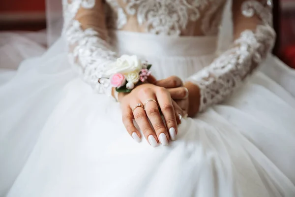 Menyasszony Térden Állva Fogja Kezét Gyönyörű Fehér Manikűr Eljegyzési Gyűrűk — Stock Fotó