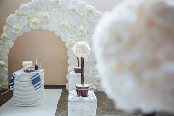 Decoraciones Blancas Boda Arco Mesa Con Flores Papel — Foto de Stock