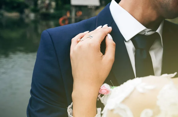 Bruidegom Bruid Knuffelen Gelukkige Huwelijksfoto Romantische Fotoshoot Witte Jurk Met — Stockfoto
