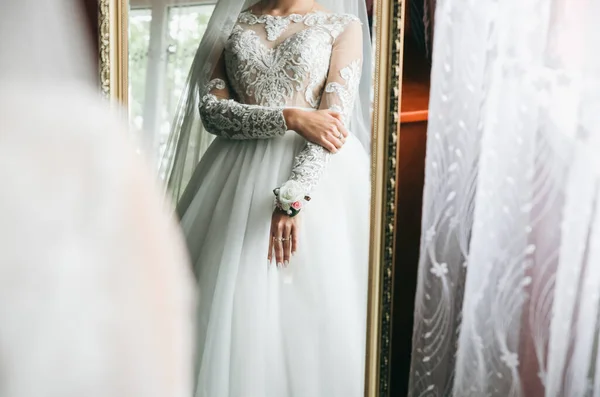 Nevěsta Dívá Zrcadla Krajkové Šaty Dlouhými Rukávy Závojem Detaily Svatebního — Stock fotografie