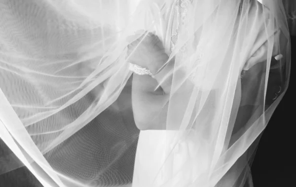 Menyasszony Megöleli Magát Csipkés Ruha Hosszú Fátyol Esküvő Napja Részletek — Stock Fotó