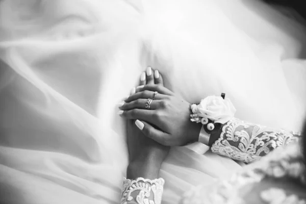 新娘把双手放在膝上 漂亮的白色美发 订婚戒指在手指上 婚礼的细节 优雅的配件 — 图库照片