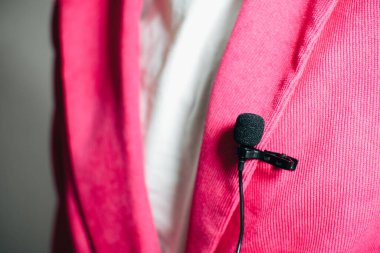 Lavalier mikrofon. Televizyon, gazetecilik, tiyatro, blog yazarları ve performanslar için ses kaydı için klipsli mikrofon.