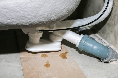 Banyo kurulumu. Tüp sızıntısı test ediliyor. Bir damla su. Dairede bakım onarımı var. Yenileme işlemi.