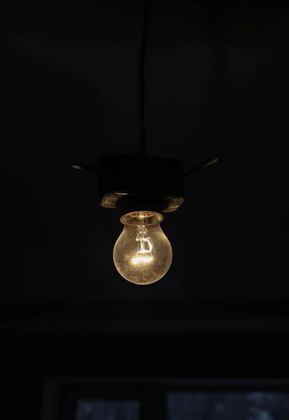 在黑暗的房间里减少灯泡 单位室内翻新维修工程 — 图库照片
